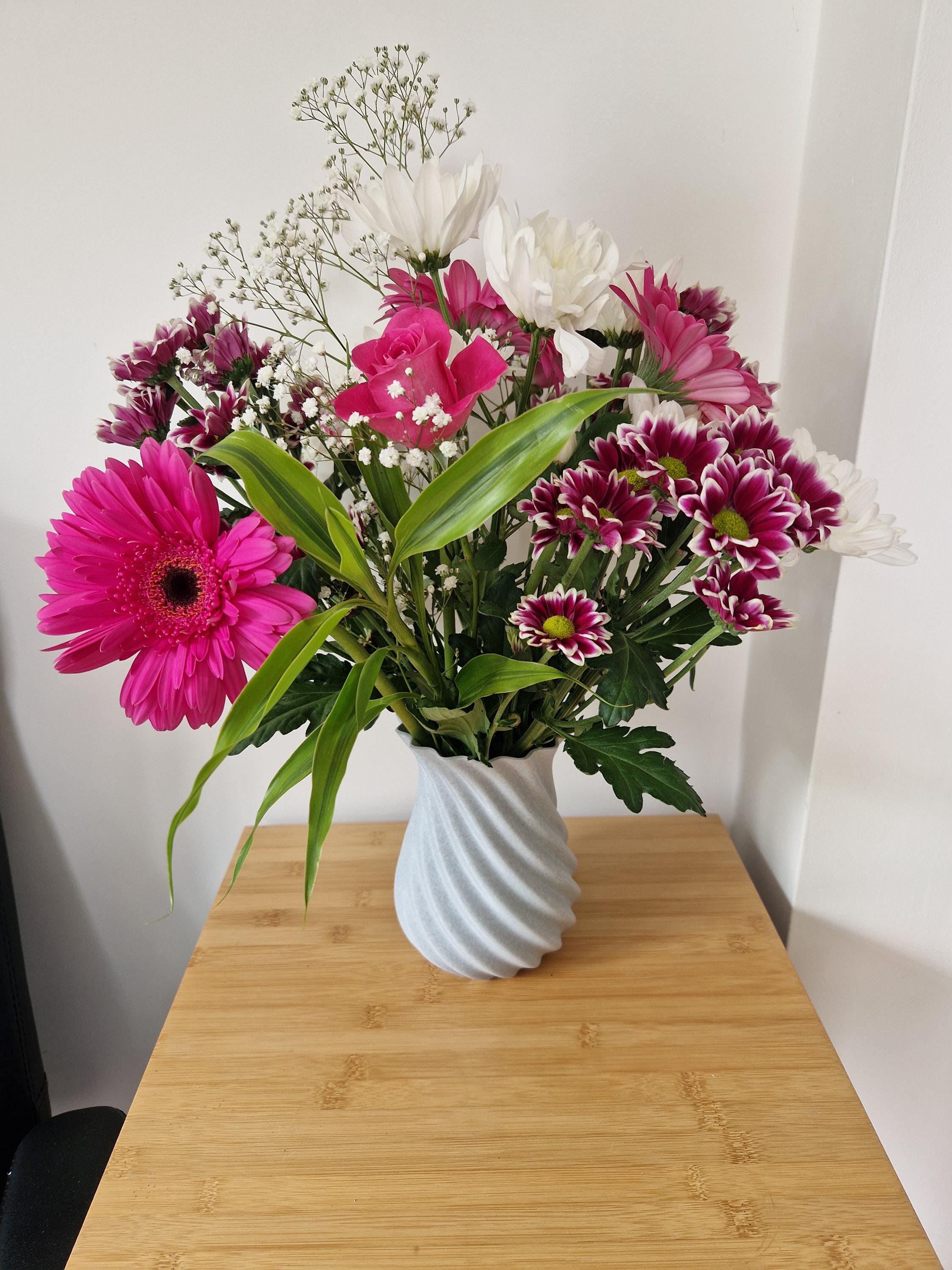 3D Printed Vase with Twisted Wave Design – Modern Decorative Piece