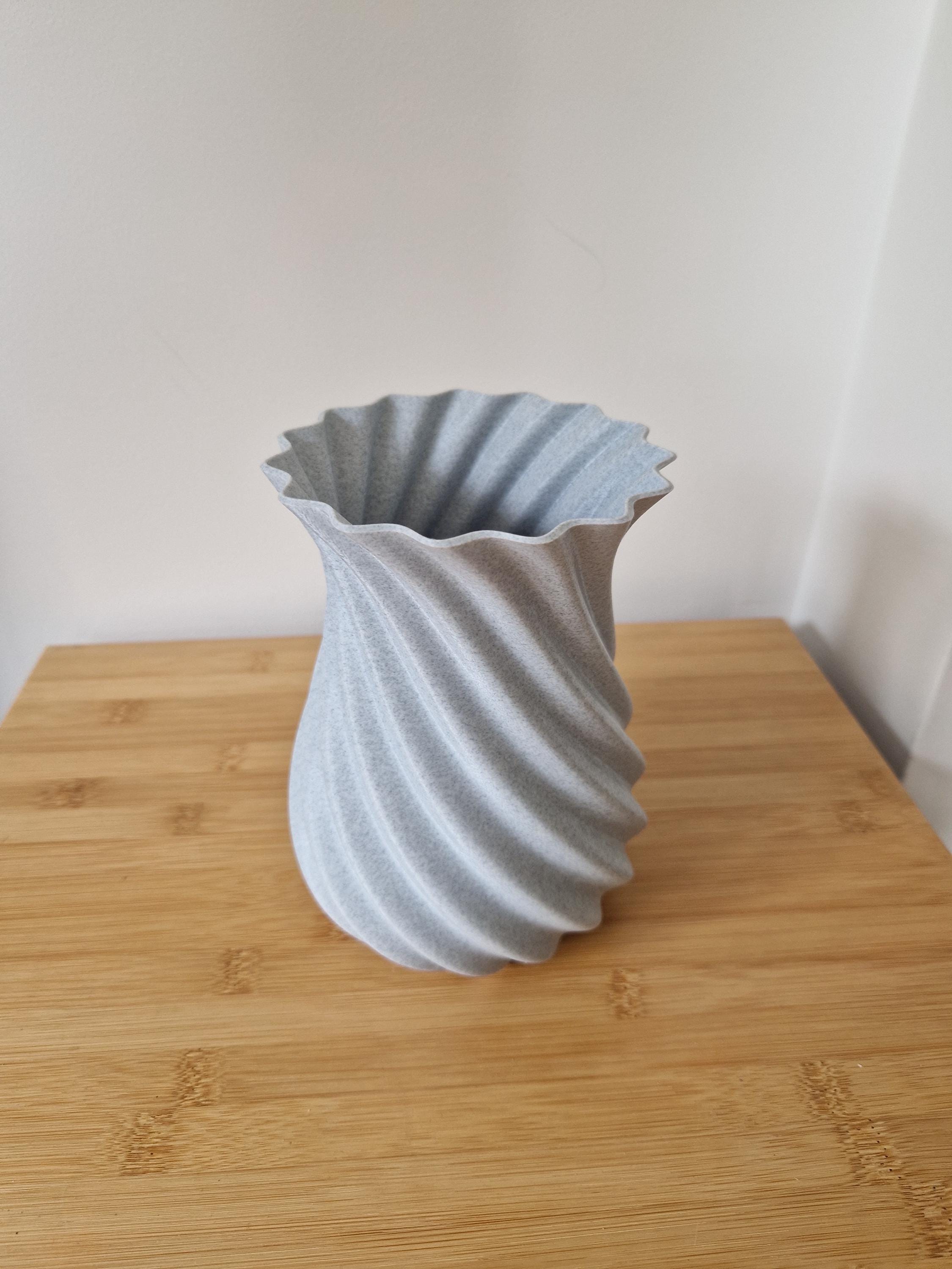 3D Printed Vase with Twisted Wave Design – Modern Decorative Piece